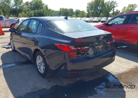 2025 Toyota Camry Le z USA, uszkodzony, nr VIN 4T1DAACK1SU595949